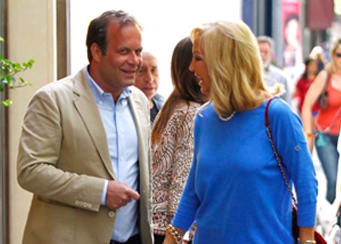 RUMORES DE PAREJA CARMEN LOMANA Y SU ACOMPAÑANTE ALGO MAS QUE AMIGOS