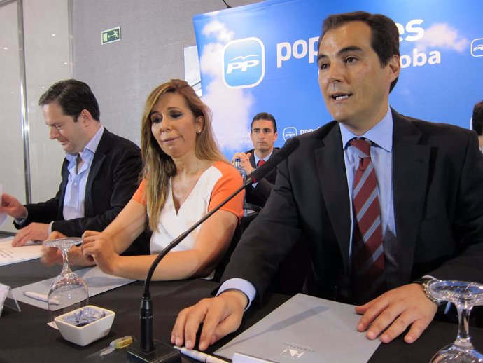 Sánchez Camacho (centro) y Nieto (dcha.) en la junta directiva del PP cordobés