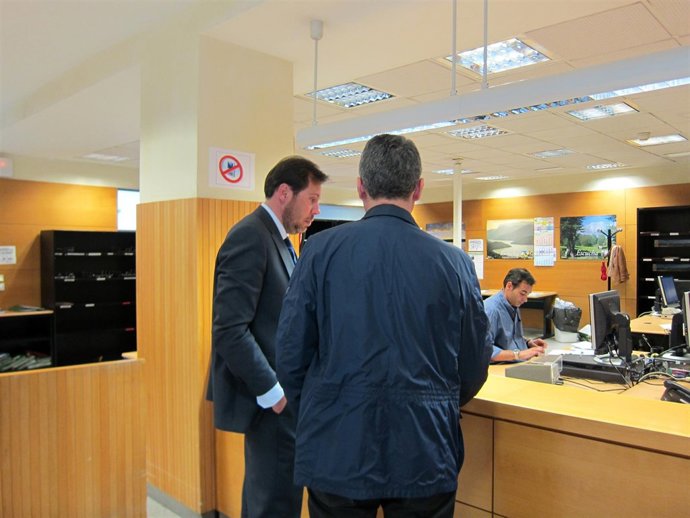 Oscar Puente y Javier Izquierdo, en el momento de registrar las alegaciones.
