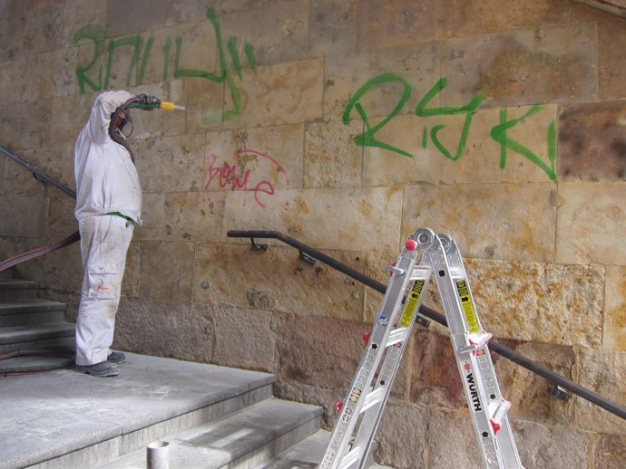 Limpieza de graffitis en la Plaza Mayor de Salamanca