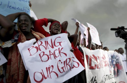 Mujeres protestan por el secuestro de 200 niñas