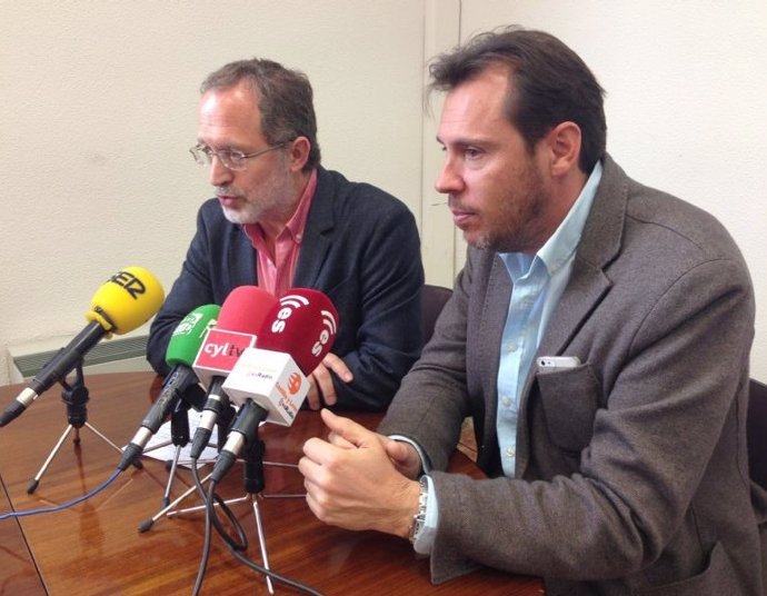 Manuel Saravia y Óscar Puente en rueda de prensa