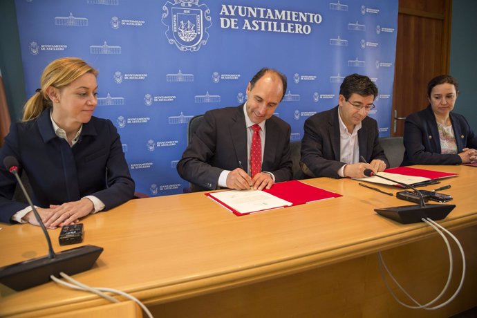 Diego firma el convenio con el alcalde de Astillero