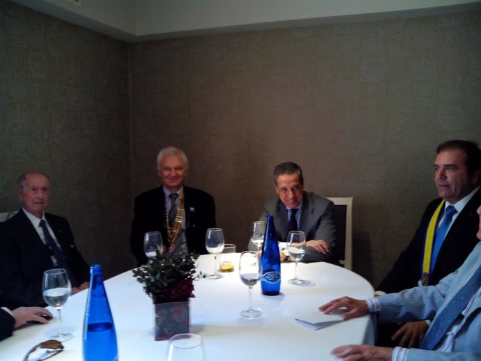 Eduardo Zaplana comparte mesa con miembros del Club Rotary de Alicante