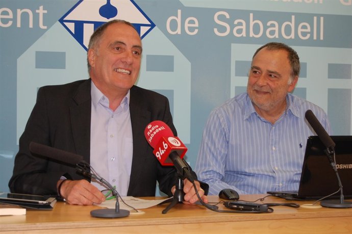 Lluís Monge acompañado de un técnico municipal