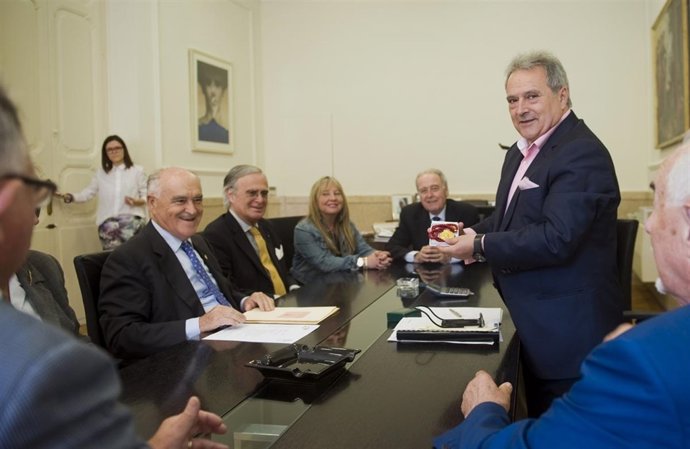 La Real Academia de Cultura Valenciana entrega su medalla a Rus