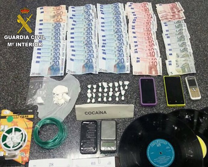 Dinero y dosis de cocaína intervenidos por la Guardia Civil