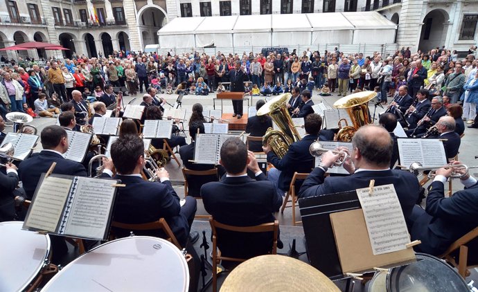 Concierto de la Banda Municipal en la plaza Porticada