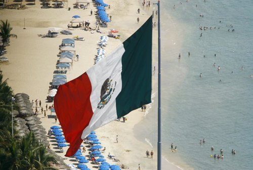 La bandera mexicana ondeando en Acapulco.