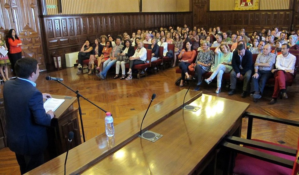 Reyes entrega las resoluciones a los nuevos funcionarios