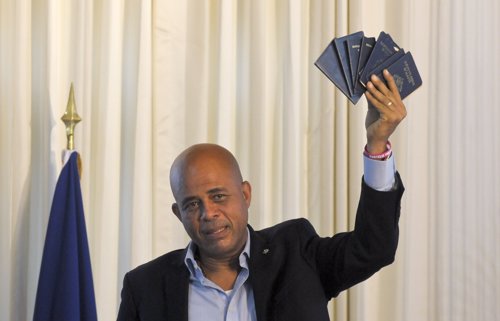 Martelly Enseña Su Pasaporte