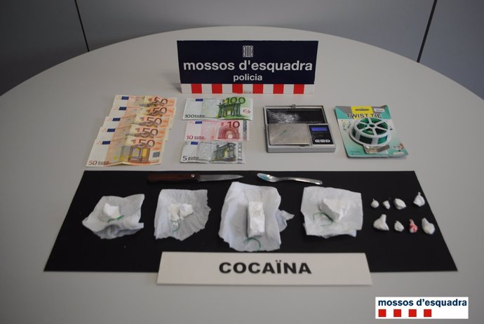 Droga y utensilios intervenidos a los detenidos en Lleida