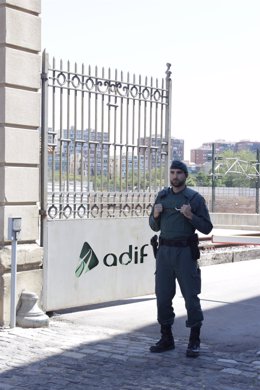 Registro de la Guardia Civil en la sede de Adif en La Sagrera