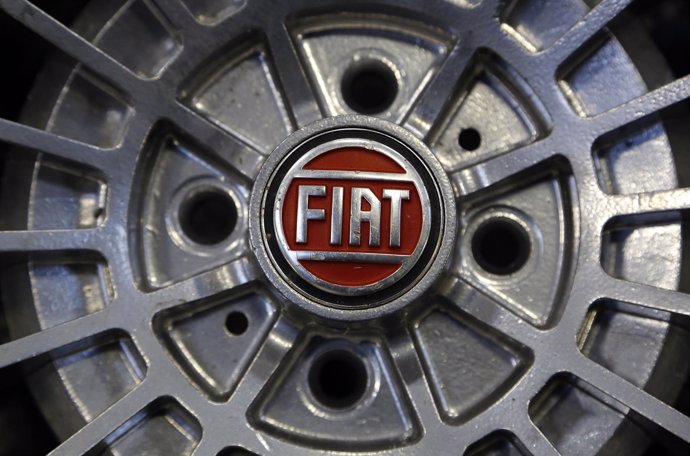 El logo de Fiat en la llanta de un automóvil en Turín