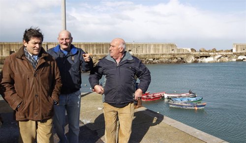Javier Fernández en Cudillero tras el temporal de viento y mar