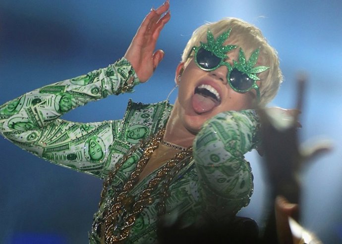 MILEY CYRUS COMIENZA SU GIRA Gangerz Tour ENTRE ACTITUDES SEXUALES Y PADRES 