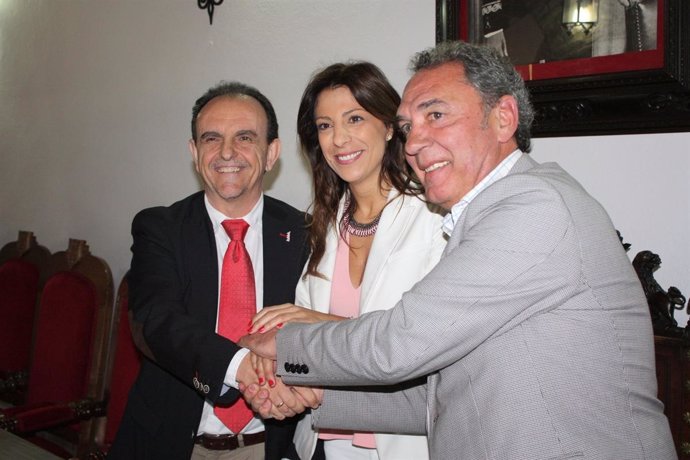 Consejero Rafael Rodríguez, alcaldesa Ronda, María Paz Fdez y Losantos pte vino