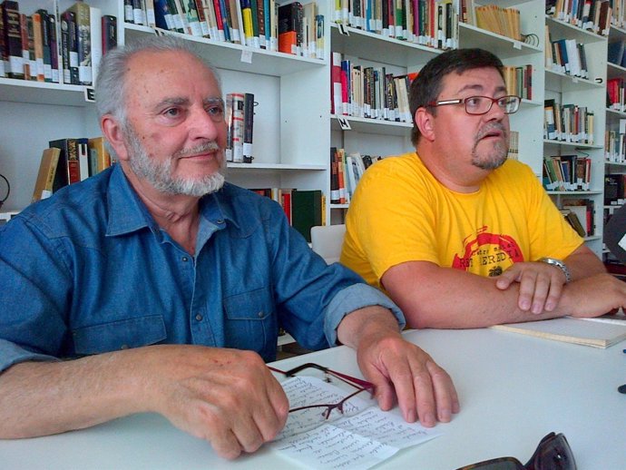 Julio Anguita y Rafael Juan Ruiz en la rueda de prensa