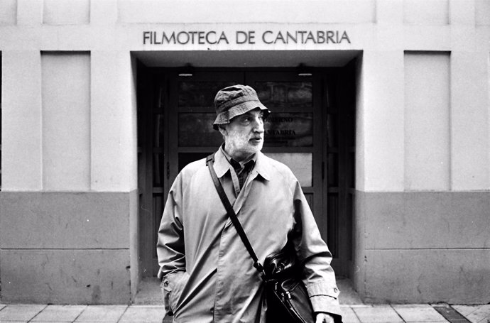 Paulino Viota saliendo de la Filmoteca de Cantabria