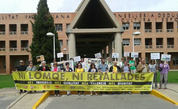 Representantesde la Plataforma per l'Ensenyament ante la Conselleria