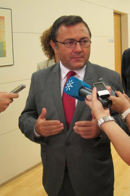 Miguel Ángel Heredia atiende a los medios en el Congreso