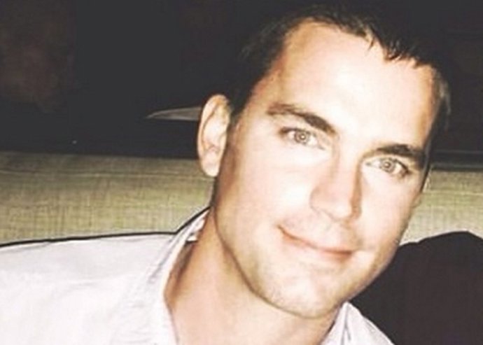Matthew Bomer explica cómo fue su enlace secreto a la revista OUT