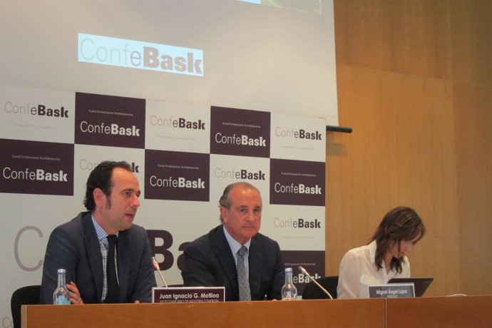 Miguel Ángel Lujua y Nuria López de Gerñu, junto a Juan Ignacio Mutiloa