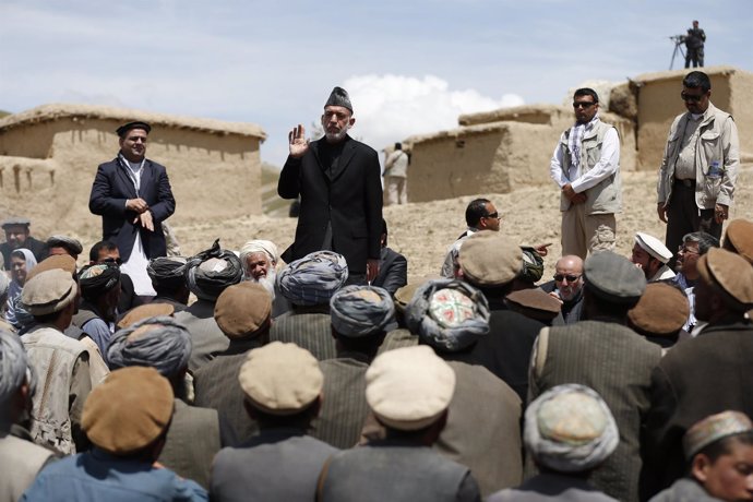 Hamid Karzai visita a desplazados por deslizamiento