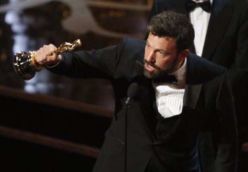 Ben Affleck recoge el Oscar a la mejor película por 'Argo'.