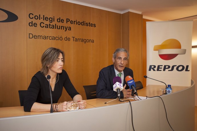 Sara Sans (Colegio de Periodistas en Tarragona) y Josep Bertran (Repsol)