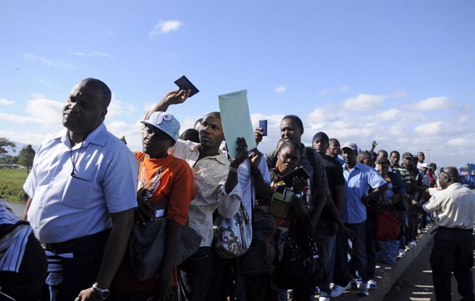 Inmigrantes haitianos esperando a entrar en República Dominicana