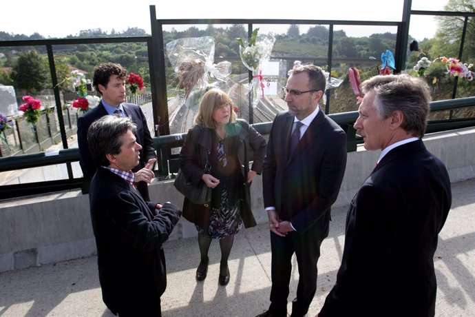 El embajador de EEUU en España, James Costos, durante su visita a Angrois