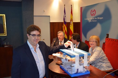 Bennasar votando en el Colegio de Médicos de Baleares