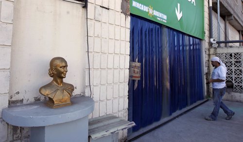 Busto de Eva Perón junto a un supermercado en Buenos Aires