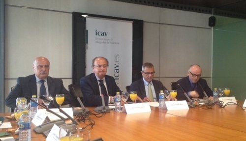 El decano del Icav junto a otros decanos