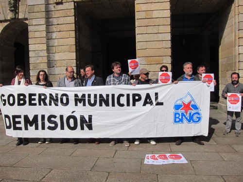 Protesta del BNG delante del Ayuntamiento de Santiago.