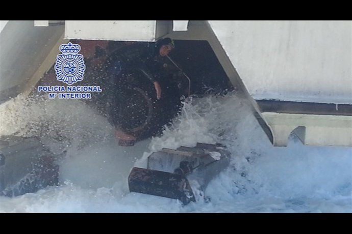 Inmigrante en los motores de un buque de Tánger