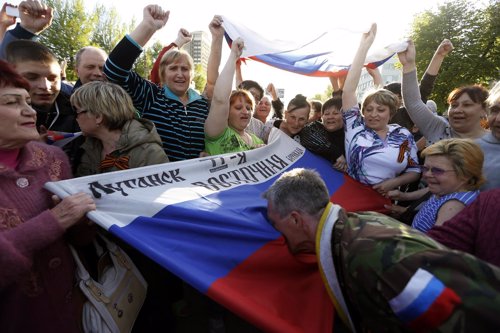 Manifestantes prorrusos en Lugansk