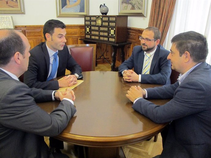 Reunión de Francisco Reyes con directivos del Linares Deportivo