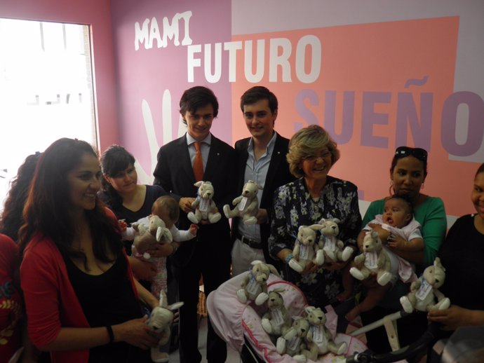 Fundación RedMadre y la asociación +Vida premian con peluches a la madres