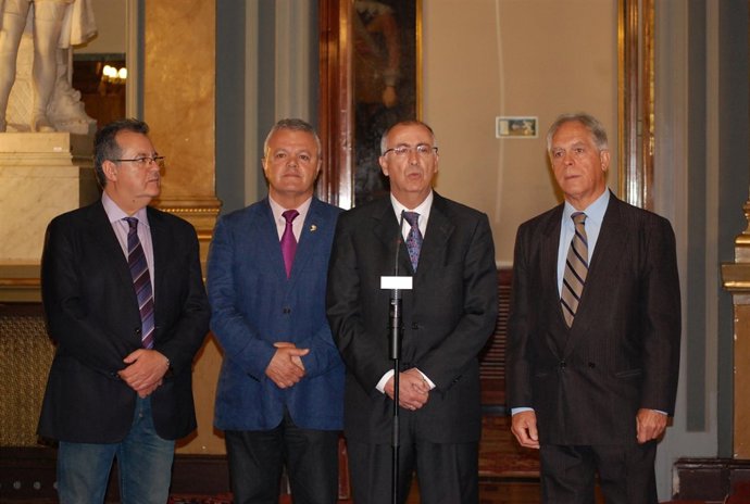 El consejero canario Francisco Hernández Spinola, y senadores socialistas