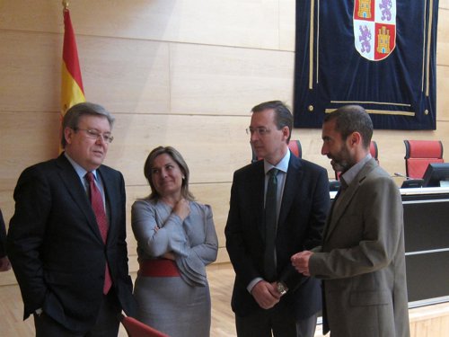 El presidente del CES, Germán Barrios, con procuradores de PSOE y PP