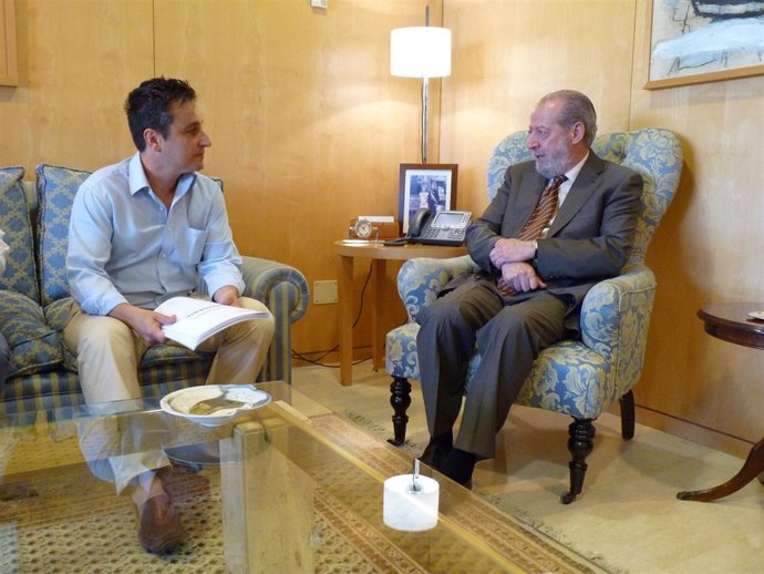 Fernando Rodríguez Villalobos y el alcalde de Tocina, Francisco José Calvo