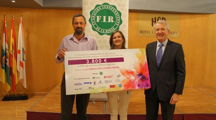 Entrega cheque de la X Gala Día de la Mujer   