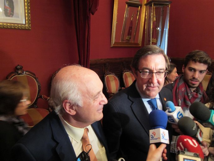 El alcalde de Santiago, Ángel Currás (derecha), junto al presidente de la CEC