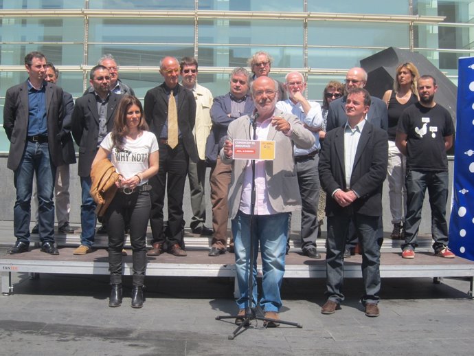 G.Calvet, J.M.Terricabras y A.Bosch con miembros de Catalunya Sí