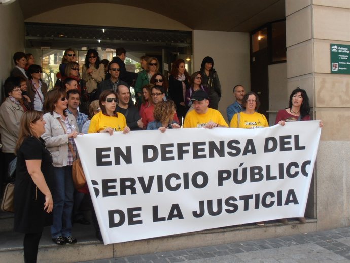 Concentración frente a los Juzgados  