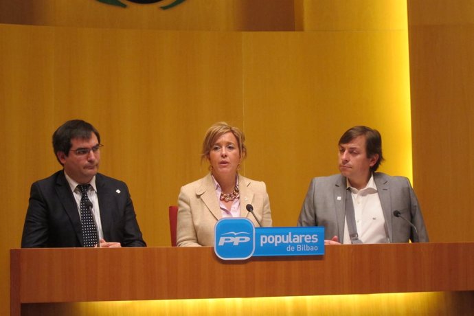 Cristina Ruiz, junto a otros ediles de PP en Bilbao