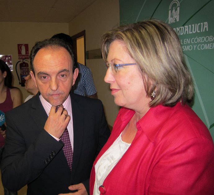 El consejero se retoca la corbata junto a Marisantos Córdoba