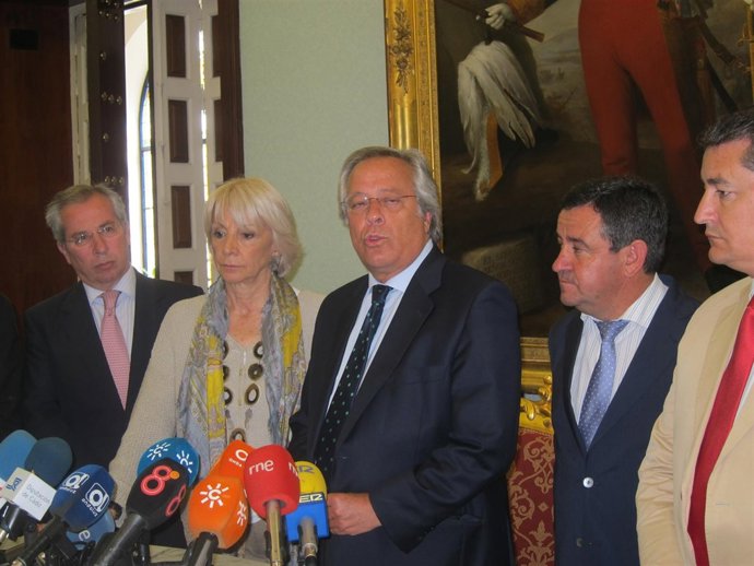 Ramón Aguirre, en el centro, durante la rueda de prensa